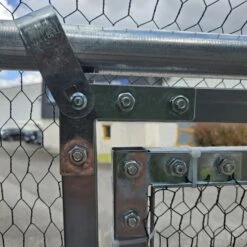 Porte Universelle 1,70x0,75m Pour Enclos Poulailler Parc Grillagé Renforcé 9 Porte Universelle 1,70x0,75m Pour Enclos Poulailler Parc Grillagé Renforcé -Chemin Des Poulaillers Boutique detail porte laterale haut