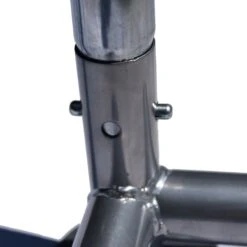 Enclos Poulailler 16m² Tubes 38mm H2,8m - Parc Grillagé Renforcé 4x4m - Acier Galvanisé -Chemin Des Poulaillers Boutique enclos parc grillage poulailler detail clips attache pieds 5