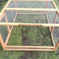 Parc Grillagé Pour Poulailler Farmer L Et XL Bois FSC -Chemin Des Poulaillers Boutique extension poulailler farmer bois fsc face arriere