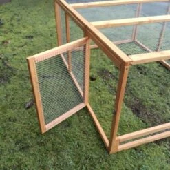 Parc Grillagé Pour Poulailler Farmer L Et XL Bois FSC -Chemin Des Poulaillers Boutique extension poulailler farmer bois fsc porte ouverte