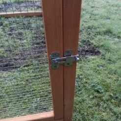 Parc Grillagé Pour Poulailler Farmer L Et XL Bois FSC -Chemin Des Poulaillers Boutique extension poulailler farmer bois fsc verrou metal