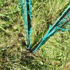 Filet Poule Grande Hauteur Double Pointe 25m X 1,26m - Zen Farm 27 Filet Poule Grande Hauteur Double Pointe 25m X 1,26m - Zen Farm -Chemin Des Poulaillers Boutique filet poule zen farm 126cm 15m detail pied ressort porte ouverte 1