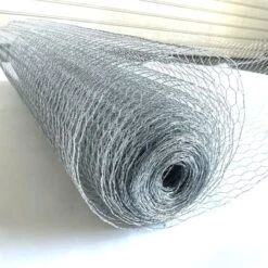 Zen Farm Grillage Poulailler Acier Galvanisé à Chaud Triple Torsion 25m X 1m épaisseur 0,8 Mm 12 Zen Farm Grillage Poulailler Acier Galvanisé à Chaud Triple Torsion 25m X 1m épaisseur 0,8 Mm -Chemin Des Poulaillers Boutique grilage galvanise enroule vue de cote 2