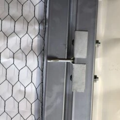 Porte Pour Enclos Poulailler Parc Grillagé Renforcé P001, P004 Et P005 5 Porte Pour Enclos Poulailler Parc Grillagé Renforcé P001, P004 Et P005 -Chemin Des Poulaillers Boutique porte carre enclos grillage detail