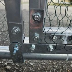 Porte Universelle 1,70x0,75m Pour Enclos Poulailler Parc Grillagé Renforcé 10 Porte Universelle 1,70x0,75m Pour Enclos Poulailler Parc Grillagé Renforcé -Chemin Des Poulaillers Boutique porte laterale detail bas