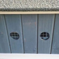 Poulailler Deluxe Bleu Toit Shingle Gris 10 à 12 Poules -Chemin Des Poulaillers Boutique poulailler deluxe 12 poules bleu zoom aerations