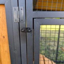 Poulailler Padoue Châssis Acier Toit Shingle 6 à 8 Poules Avec Parc Grillagé 17 Poulailler Padoue Châssis Acier Toit Shingle 6 à 8 Poules Avec Parc Grillagé -Chemin Des Poulaillers Boutique poulailler extension paoue accroche