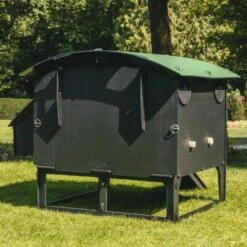 Poulailler Nestera Sur Pieds Taille L Plastique Recyclé 8 à 15 Poules -Chemin Des Poulaillers Boutique poulailler plastique recycle nestera l arriere lum