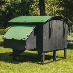 Poulailler Nestera Sur Pieds Taille L Plastique Recyclé 8 à 15 Poules -Chemin Des Poulaillers Boutique poulailler plastique recycle nestera l profil arriere lum