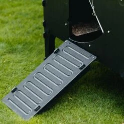 Poulailler Nestera Sur Pieds Taille L Plastique Recyclé 8 à 15 Poules -Chemin Des Poulaillers Boutique poulailler plastique recycle nestera l rampe