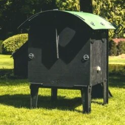 Poulailler Nestera Sur Pieds Taille S Plastique Recyclé 3 à 5 Poules 11 Poulailler Nestera Sur Pieds Taille S Plastique Recyclé 3 à 5 Poules -Chemin Des Poulaillers Boutique poulailler plastique recycle nestera s arriere lum