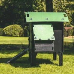 Poulailler Nestera Sur Pieds Taille S Plastique Recyclé 3 à 5 Poules 13 Poulailler Nestera Sur Pieds Taille S Plastique Recyclé 3 à 5 Poules -Chemin Des Poulaillers Boutique poulailler plastique recycle nestera s cote pondoir lum