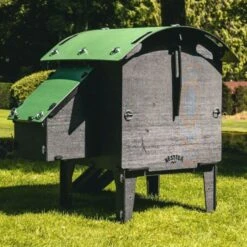 Poulailler Nestera Sur Pieds Taille S Plastique Recyclé 3 à 5 Poules 12 Poulailler Nestera Sur Pieds Taille S Plastique Recyclé 3 à 5 Poules -Chemin Des Poulaillers Boutique poulailler plastique recycle nestera s profil arriere lum