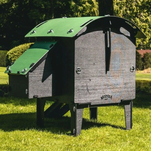 Poulailler Nestera Sur Pieds Taille S Plastique Recyclé 3 à 5 Poules 4 Poulailler Nestera Sur Pieds Taille S Plastique Recyclé 3 à 5 Poules – Image 4