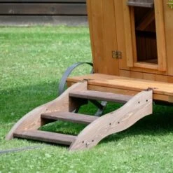 Poulailler Roulotte Toit Tôle 6 à 10 Poules Mobile -Chemin Des Poulaillers Boutique poulailler roulotte vue escalier