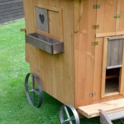Poulailler Roulotte Toit Tôle 6 à 10 Poules Mobile -Chemin Des Poulaillers Boutique poulailler roulotte vue ouvertures