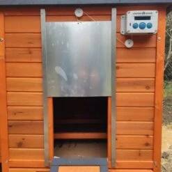 Poulailler Sussex XL Toit Shingle Noir Ouvrant 6 à 10 Poules Bois FSC 35 Poulailler Sussex XL Toit Shingle Noir Ouvrant 6 à 10 Poules Bois FSC -Chemin Des Poulaillers Boutique poulailler sussex avec portier automatique