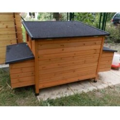 Poulailler Sussex XL Toit Shingle Noir Ouvrant 6 à 10 Poules Bois FSC 24 Poulailler Sussex XL Toit Shingle Noir Ouvrant 6 à 10 Poules Bois FSC -Chemin Des Poulaillers Boutique poulailler sussex xl deux pondoirs vue arriere