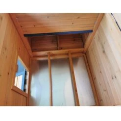 Poulailler Sussex XL Toit Shingle Noir Ouvrant 6 à 10 Poules Bois FSC 31 Poulailler Sussex XL Toit Shingle Noir Ouvrant 6 à 10 Poules Bois FSC -Chemin Des Poulaillers Boutique poulailler sussex detail interieur 1