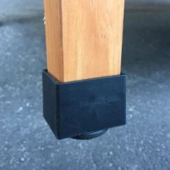 Poulailler Sussex L Toit Shingle Noir Ouvrant 4 à 6 Poules Bois FSC -Chemin Des Poulaillers Boutique poulailler sussex detail pied 1