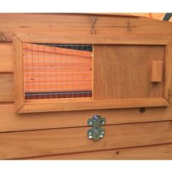 Poulailler Sussex XL Toit Shingle Noir Ouvrant 6 à 10 Poules Bois FSC 29 Poulailler Sussex XL Toit Shingle Noir Ouvrant 6 à 10 Poules Bois FSC -Chemin Des Poulaillers Boutique poulailler sussex detail trappe grillagee 1