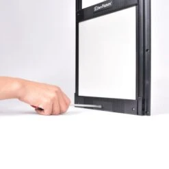 Trappe Sécurité Pour Poulailler Avec Loquet De Verrouillage Taille Unique - Zen Farm -Chemin Des Poulaillers Boutique trappe autobloquante poulailler taille unique zen farm loquet